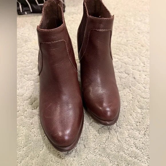 UGG Australia Cassis Brown Leather boots. Size 8